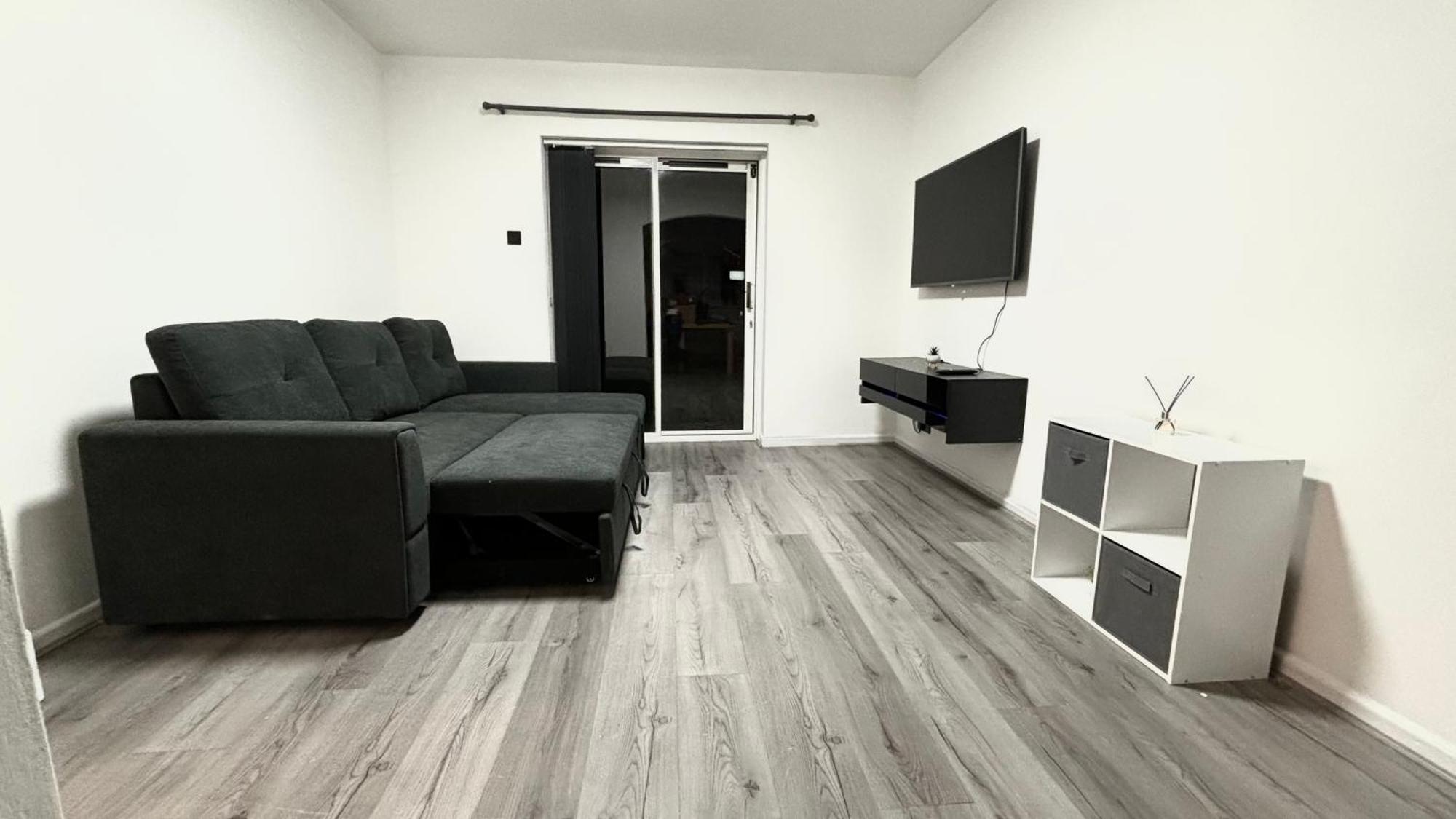 Modern 2-bed House By City Centre & Knighthead Park W- Off Street Parking