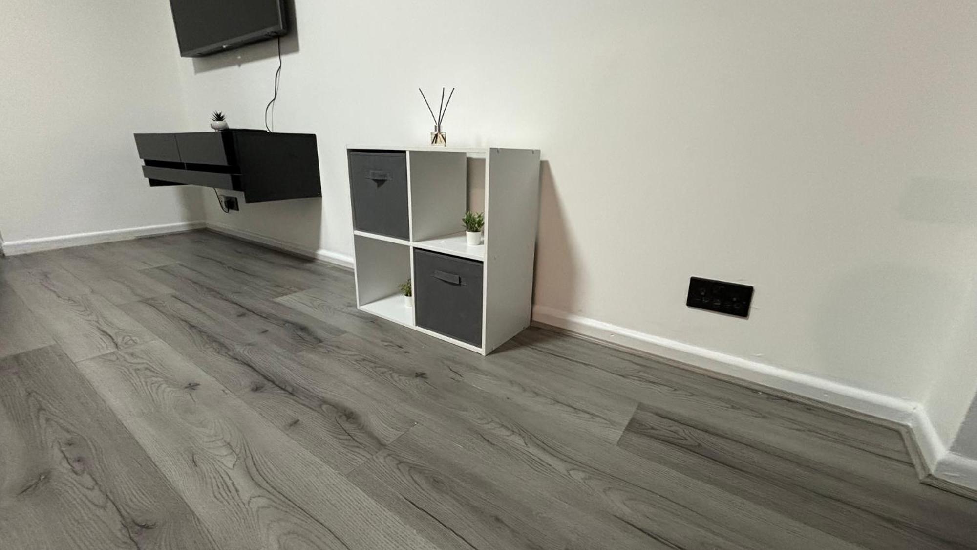 Holiday home Modern 2-bed House By City Centre & Knighthead Park W- Off Street Parking *