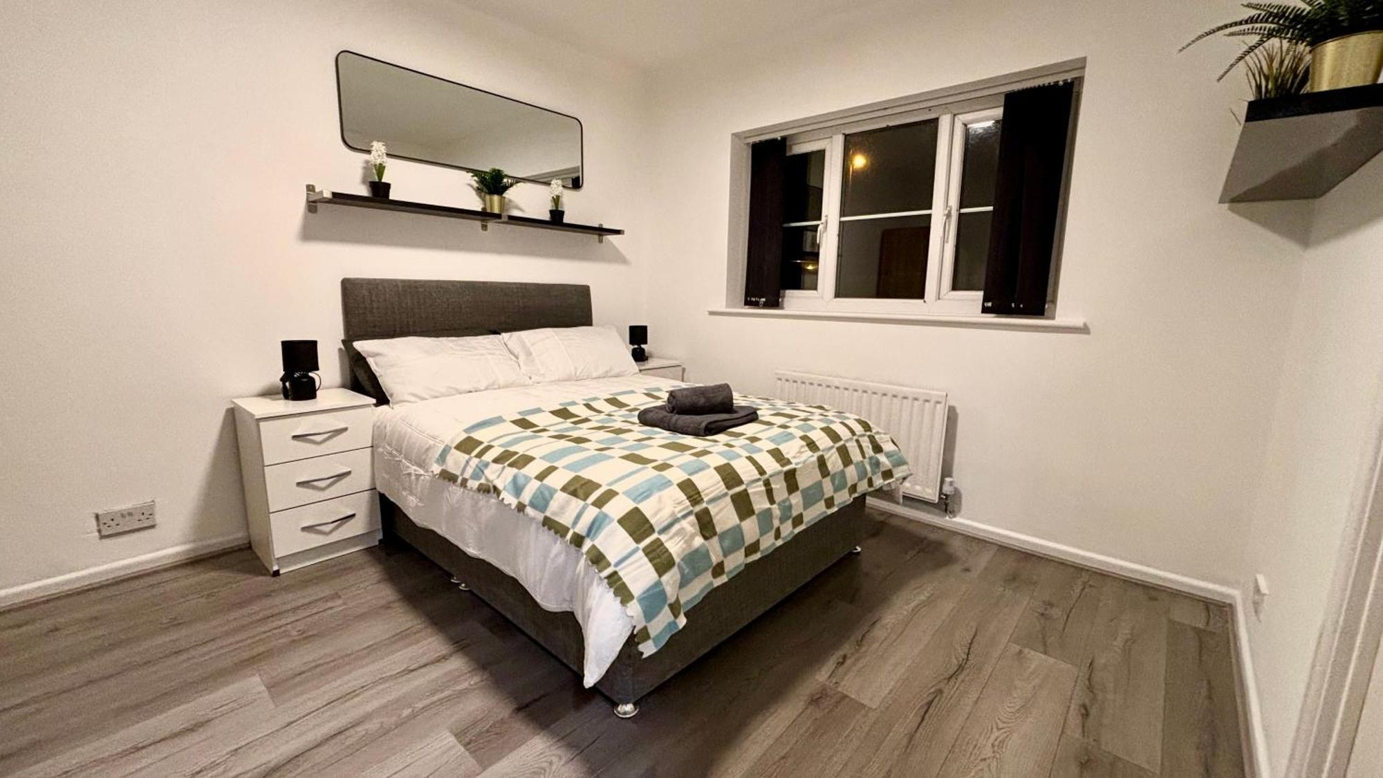 Holiday home Modern 2-bed House By City Centre & Knighthead Park W- Off Street Parking Birmingham
